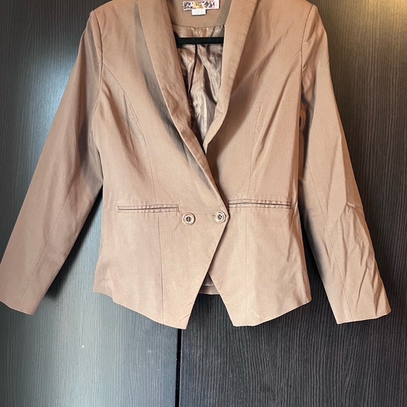 Elegant Women's Blazer in Tan - Picture 5 of 6